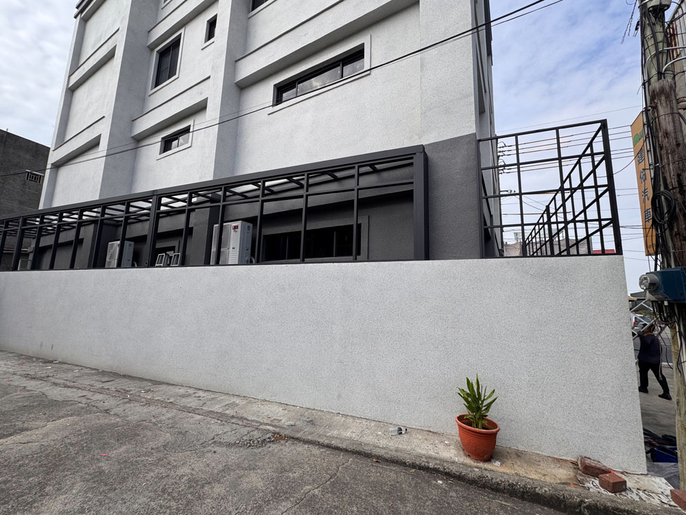 高雄維新不鏽鋼氣密窗與陽台包覆施工照片 03